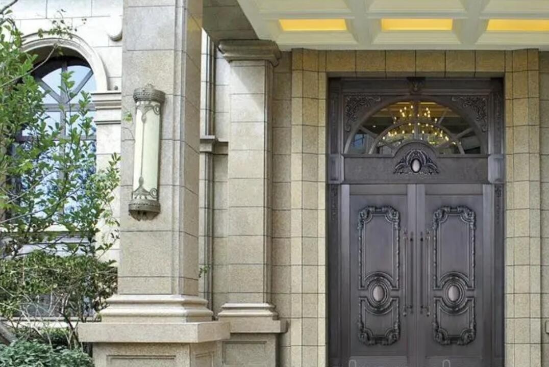 别墅铜门哪家好(别墅大门用3年就褪色?盾优优铸就豪宅入户的 “安全美学双标杆”) 别墅铜门哪家好(别墅大门用3年就褪色?盾优优铸就豪宅入户的 “安全美学双标杆”)