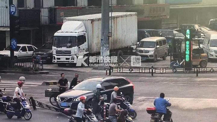 二手木地板(别再白扔了！杭州精装房拆下的护栏，有人偷偷回收赚钱)