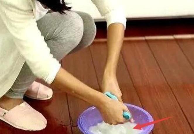 地板护理(清水拖地等于白拖，保洁师傅教你一招，地板光亮不沾灰一周不用拖)