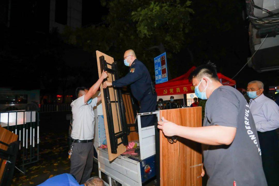 格林小镇实木家具(8345人，22天！凌晨直击格林小镇“解封”)