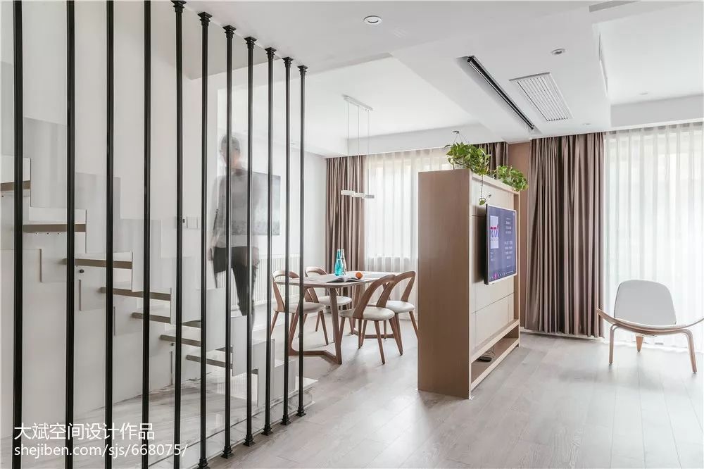 隔断装修效果图(可移动墙面、多扇折叠门,这些打破常规的“活”隔断,好看又实用) 隔断装修效果图(可移动墙面、多扇折叠门,这些打破常规的“活”隔断,好看又实用)