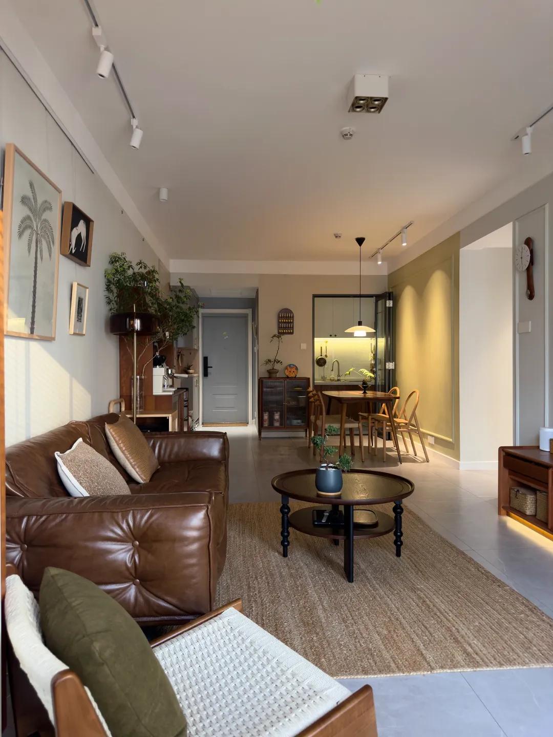 70平米两室一厅装修效果图(广西一夫妻70㎡的新家火了，装修那叫一个高级，忍不住拍照晒晒！)