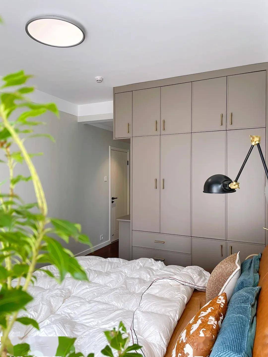 70平米两室一厅装修效果图(广西一夫妻70㎡的新家火了，装修那叫一个高级，忍不住拍照晒晒！)