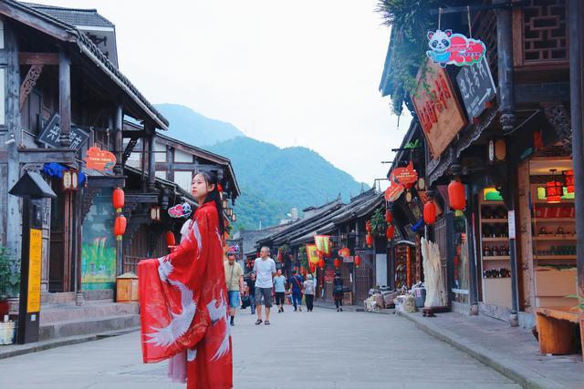 70平米装修效果图(70㎡现代简约,沉稳高级灰,以橙色点缀,营造安静优雅的美) 70平米装修效果图(70㎡现代简约,沉稳高级灰,以橙色点缀,营造安静优雅的美)