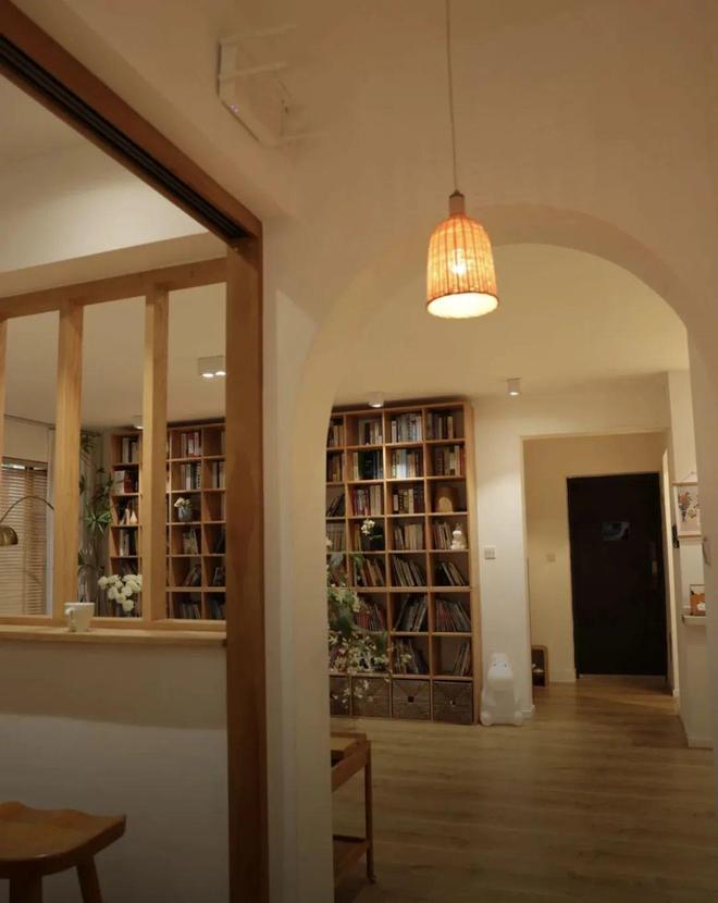 260平米办公室装修(广东女主晒出150平的家，硬装克制软装放肆，堪称装修典范)