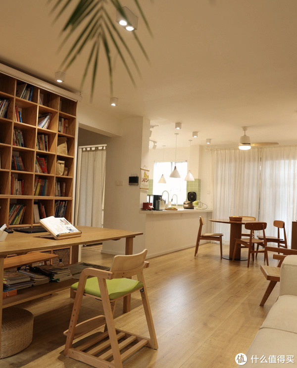 260平米办公室装修(广东女主晒出150平的家，硬装克制软装放肆，堪称装修典范)