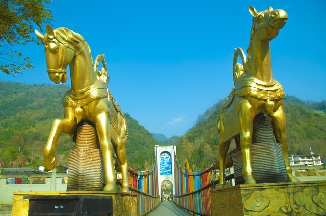 2010室内设计效果图(3对城市夫妻改造老房子：室内建吊桥、木屋，像住进园林)