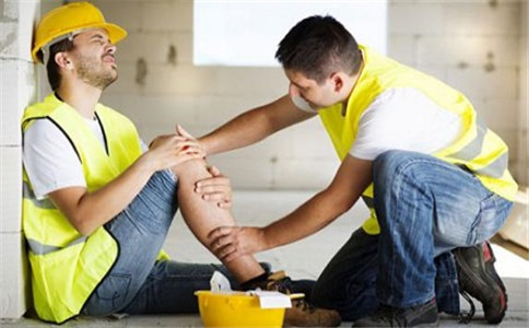 x团装修网(装修工干活受伤，雇主、业主、工人三方谁担责？)