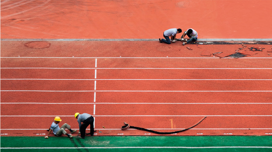 奥克斯盛世经典(四问让孩子们以身试毒的“毒跑道”为何死灰复燃？)