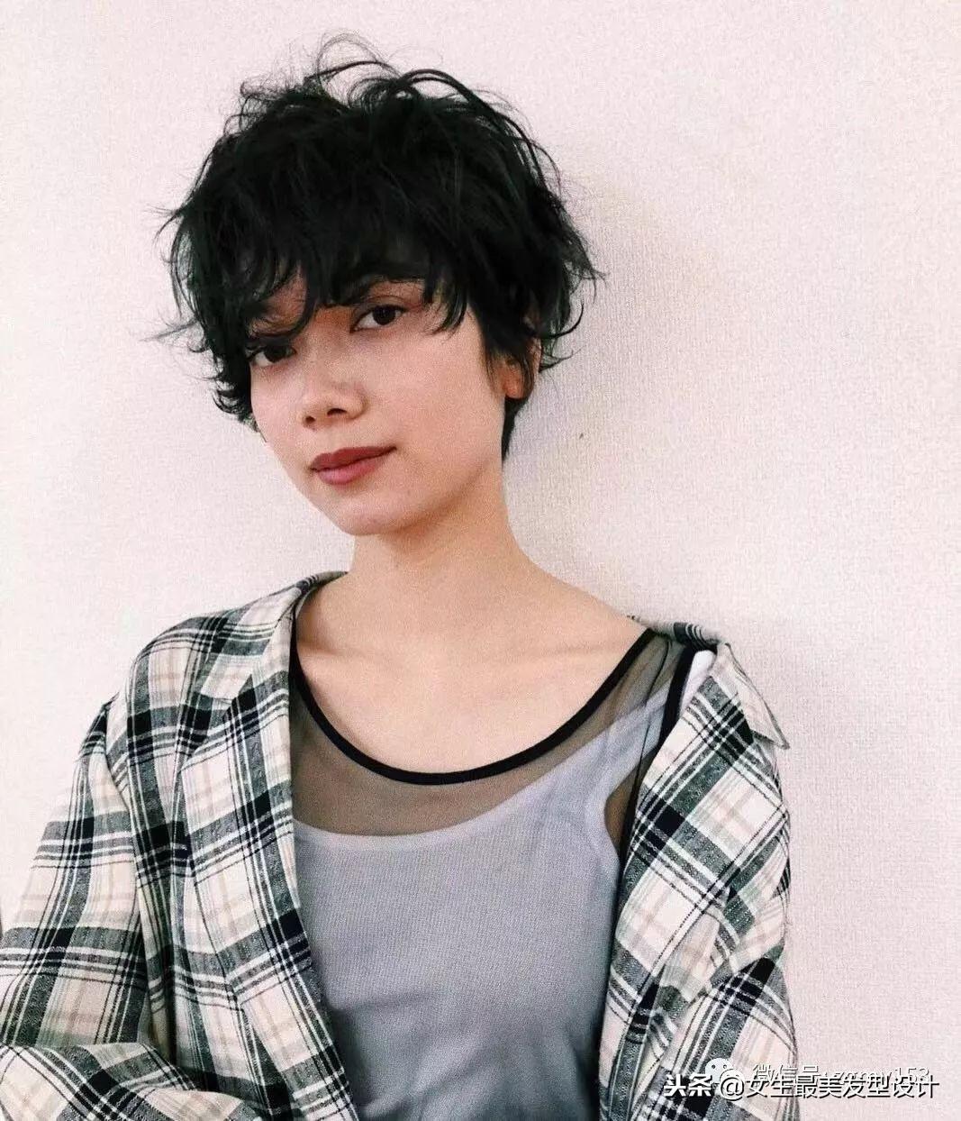 办公大楼装修(办公楼装修：极简材质碰撞色彩，塑造既俏皮又永恒的美学)