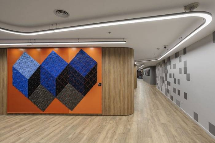 办公楼装饰(办公楼装修：极简材质碰撞色彩，塑造既俏皮又永恒的美学)