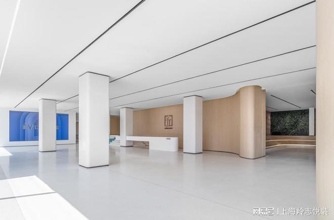 办公楼装饰(办公楼装修：极简材质碰撞色彩，塑造既俏皮又永恒的美学)