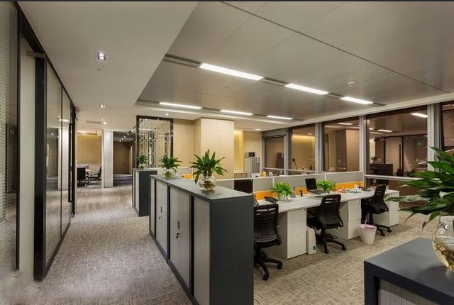 办公楼装修(办公楼装修：极简材质碰撞色彩，塑造既俏皮又永恒的美学)