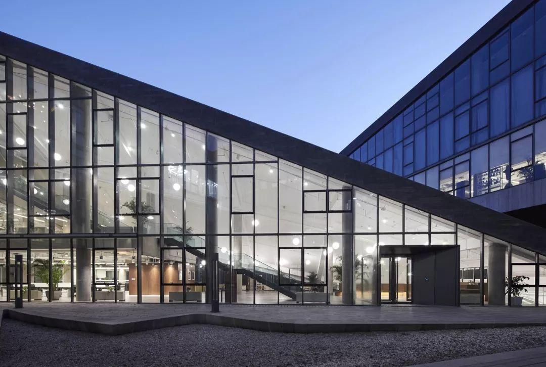 办公空间装修(办公楼装修：质感与温度并存 打造永恒精致办公空间)