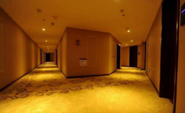 宾馆前台装修效果图(我是酒店前台，情侣入住片刻，女孩的举动让我惊讶了)