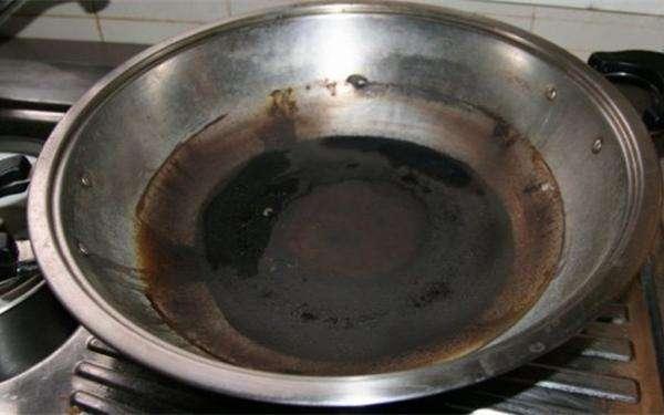 不锈钢锅烧黑了怎么办(不锈钢锅发黑就扔？别傻了！4个妙招，旧锅秒变新，省下几百块)