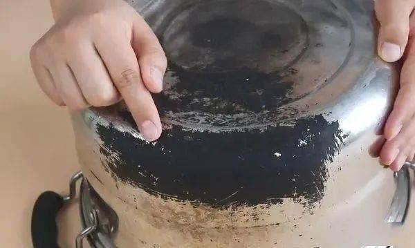 不锈钢锅烧黑了怎么办(不锈钢锅发黑就扔？别傻了！4个妙招，旧锅秒变新，省下几百块)
