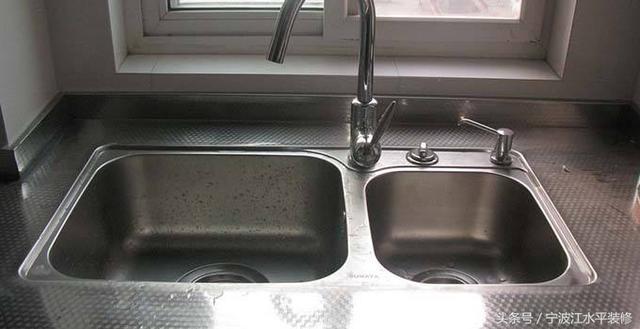 不锈钢水槽安装(水槽装错糟心10年！10个避坑要点+验收技巧，快存)