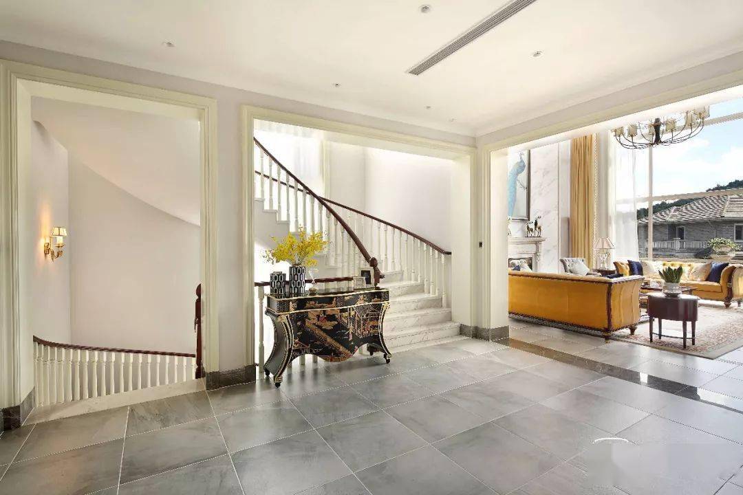 别墅 装修(第一次装修别墅必看！7条避坑攻略｜附高级感设计参考)