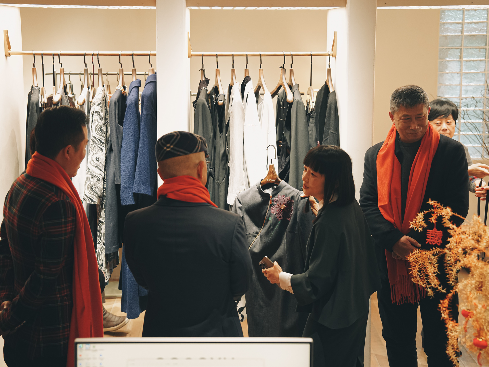 成都工装公司(“立园满园”精准对接！6家“彭州造”工装制服生产企业亮相成都市工装制服供需对接活动)