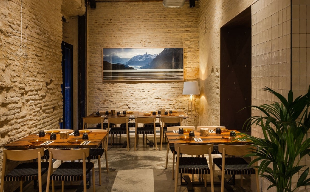 成都店铺装修(成都餐饮店铺设计TOP5揭秘：2025门店爆红的空间密码)