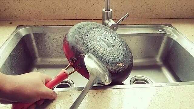 橱柜保养(锅具用半年就废？4 类锅维护技巧，避开 3 个坑，省几百块)