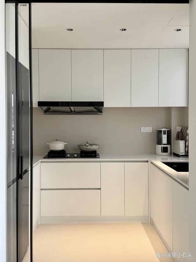 厨房橱柜装修(厨房装修不定制橱柜，还可以怎么装？看了年轻人的做法，被折服了)