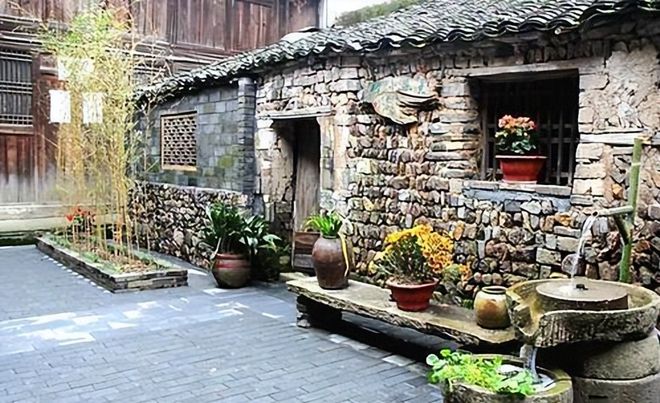 窗户对路(农村老人说“房屋后面不能留窗户”，留后窗有什么不好？有道理吗)