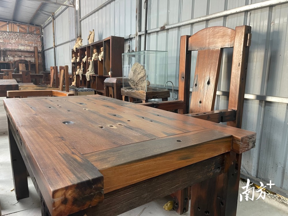 船木马赛克(廉江老船枯木逢春，制成家具再次“航行”海外)