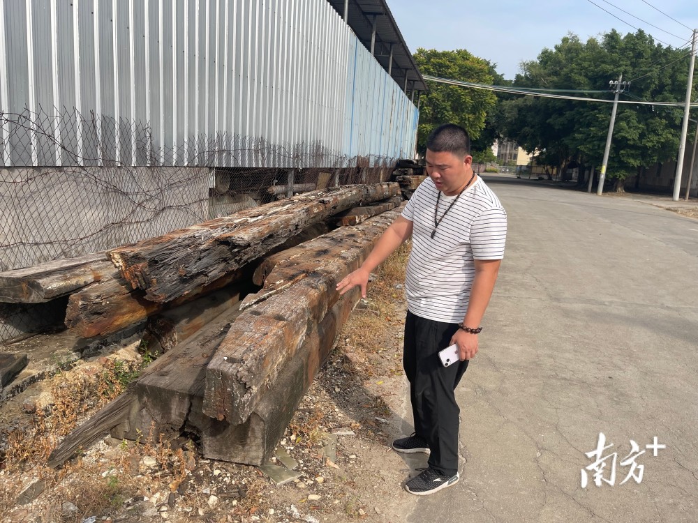 船木马赛克(廉江老船枯木逢春，制成家具再次“航行”海外)