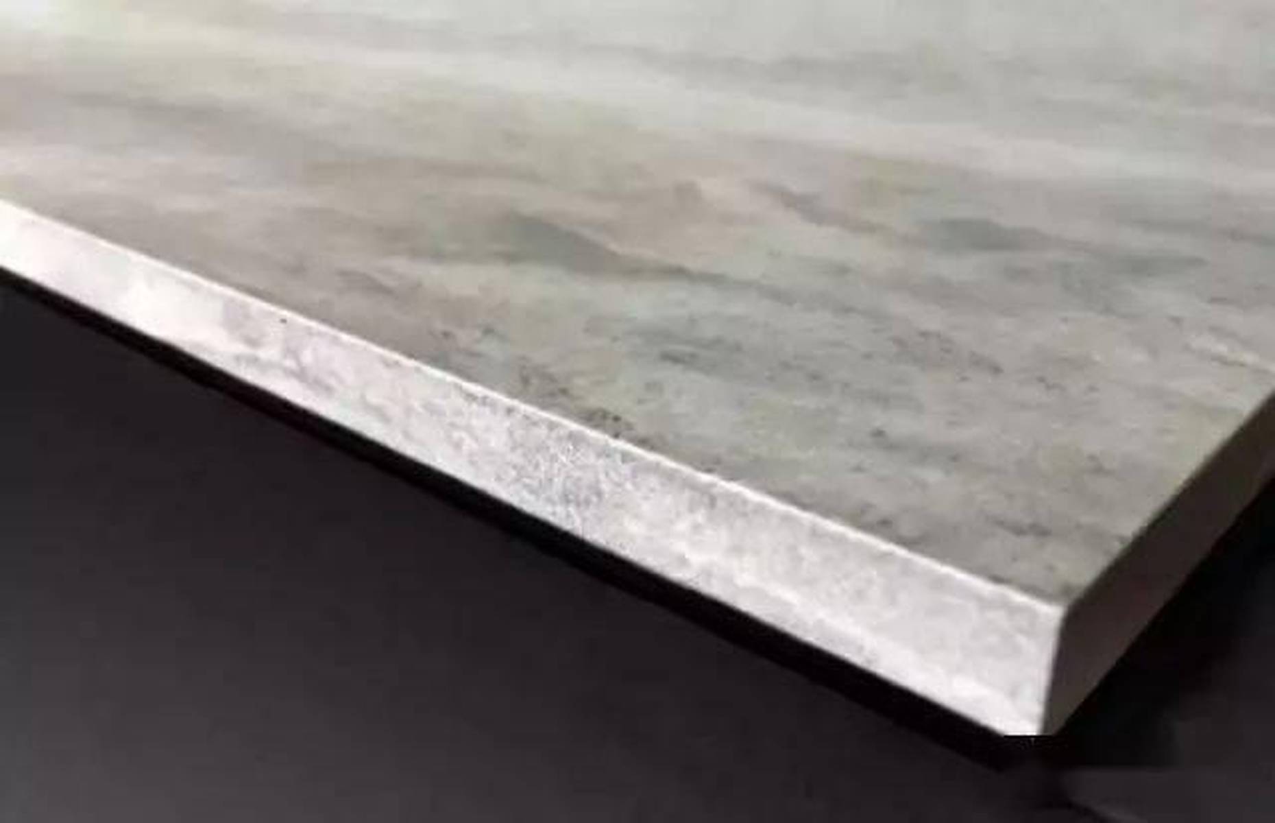 大理石瓷砖(通体大理石瓷砖真的比抛釉砖更好？听内行人一讲，才发现猫腻)