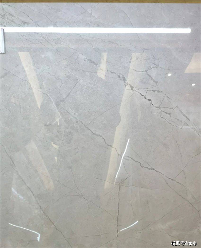 大理石瓷砖(通体大理石瓷砖真的比抛釉砖更好？听内行人一讲，才发现猫腻)