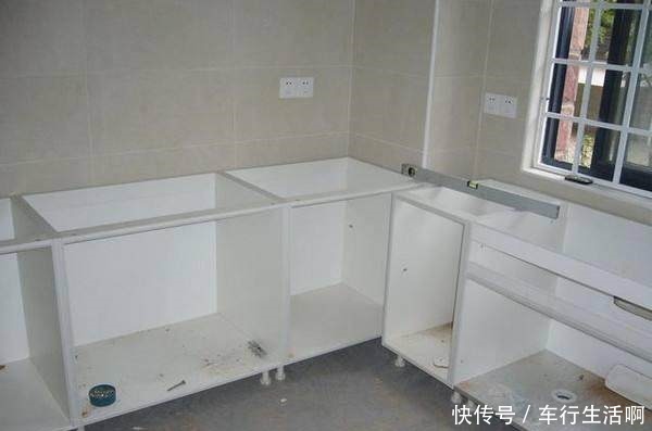 橱柜安装(家里装一个实用的橱柜，30年都用不坏！教大家最实用的装修技巧)