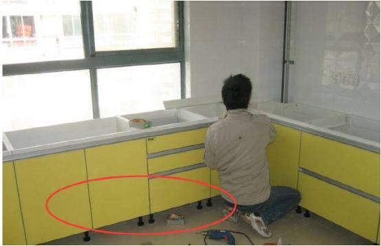 橱柜安装(家里装一个实用的橱柜，30年都用不坏！教大家最实用的装修技巧)