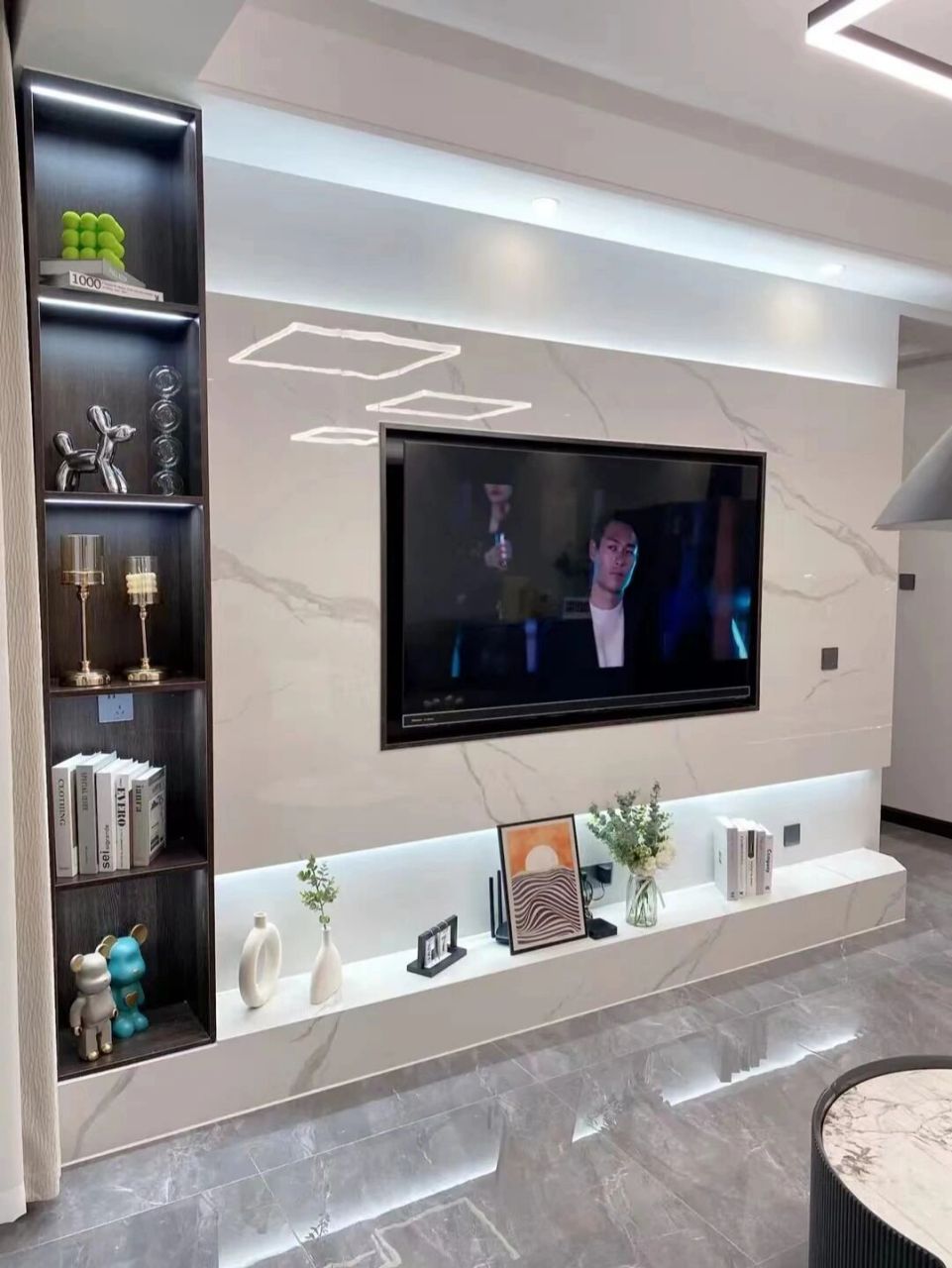 电视背景墙效果图(2022年最流行电视背景墙+电视款式推荐)