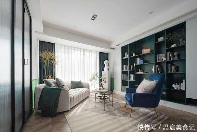 电视墙效果图大全2013图片(南京姑娘的“窄竖厅”火了：电视墙拆一半打通书房，审美太高级)