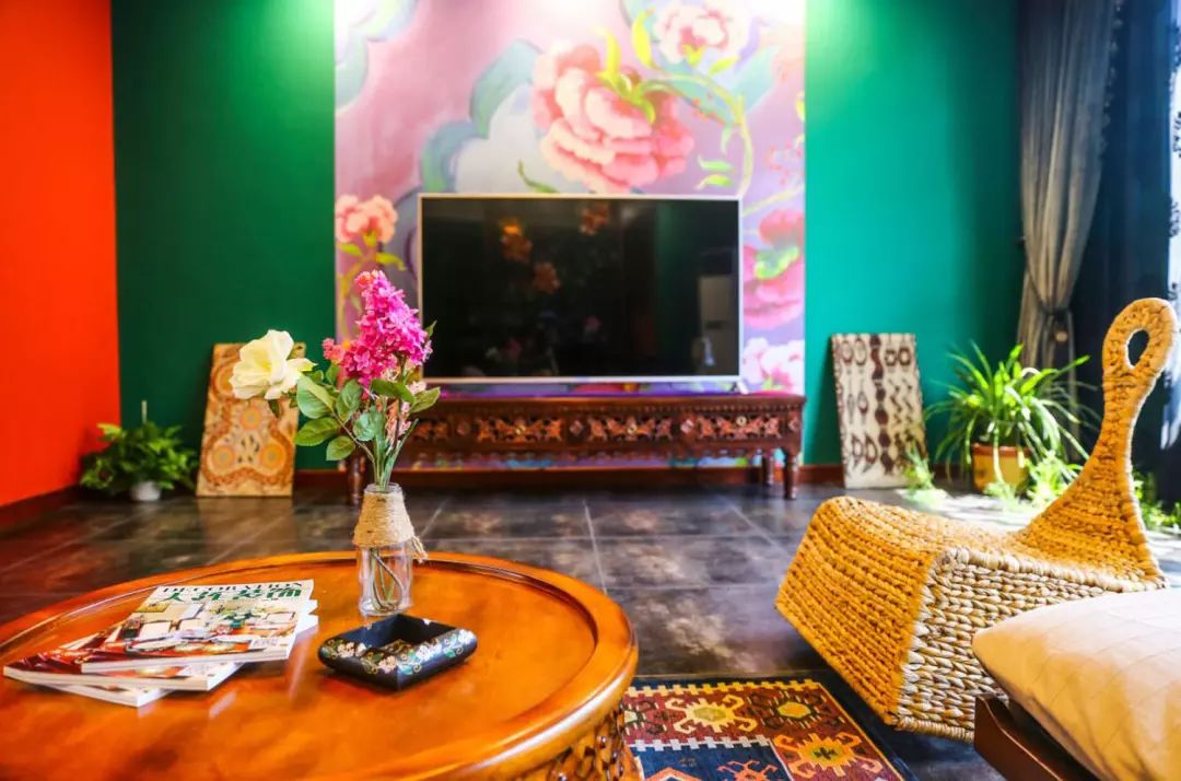 东南亚风格装修案例(148㎡东南亚混搭装修，火辣风情，用色大胆)