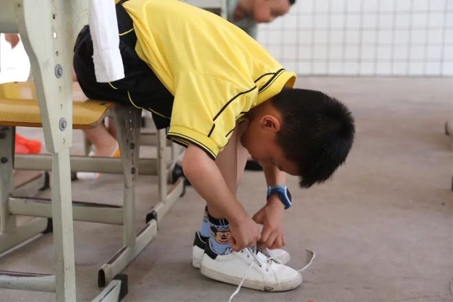 毒地板(“毒童鞋”遭央视多次曝光，伤大脑、致性早熟！你家孩子还在穿吗)