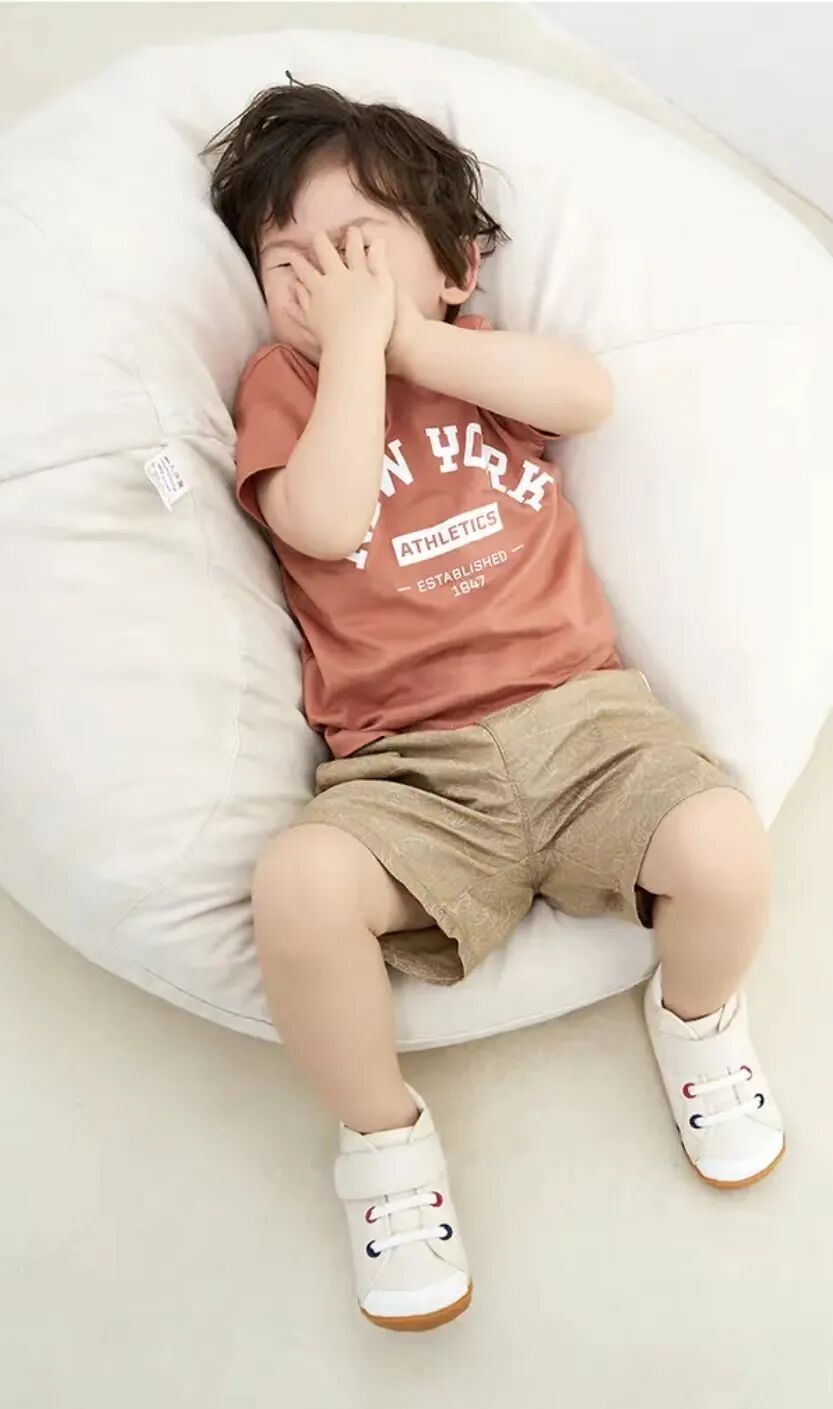 毒地板(“毒童鞋”遭央视多次曝光，伤大脑、致性早熟！你家孩子还在穿吗)