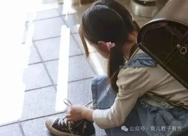 毒地板(“毒童鞋”遭央视多次曝光，伤大脑、致性早熟！你家孩子还在穿吗)