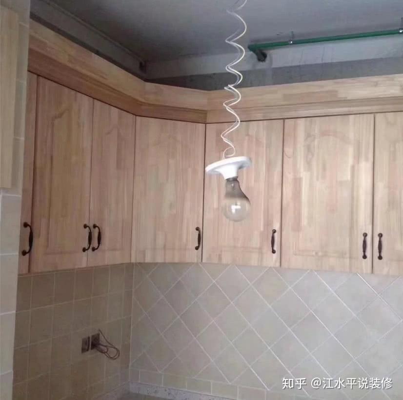 定制木门与成品木门有哪些区别(家里木门是买成品还是木工打制好？看明白后生活舒适又省心！)