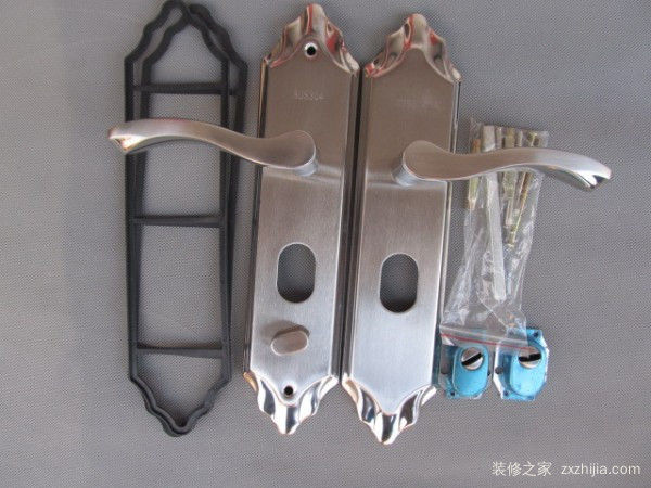 防盗门锁坏了(防盗门锁坏了怎么修？装修师傅深藏多年的技巧，管用！)