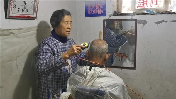 发廊装修图(铸铁理发椅、荡刀布、刮脸毛刷……这样的理发店，你见过吗？)