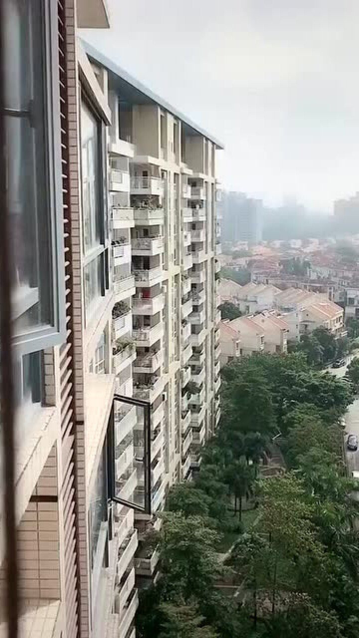 封闭式阳台(违规封闭阳台?拆除!广州多个小区收到整改通知,自家阳台到底能不能封?如何封才合规?→)