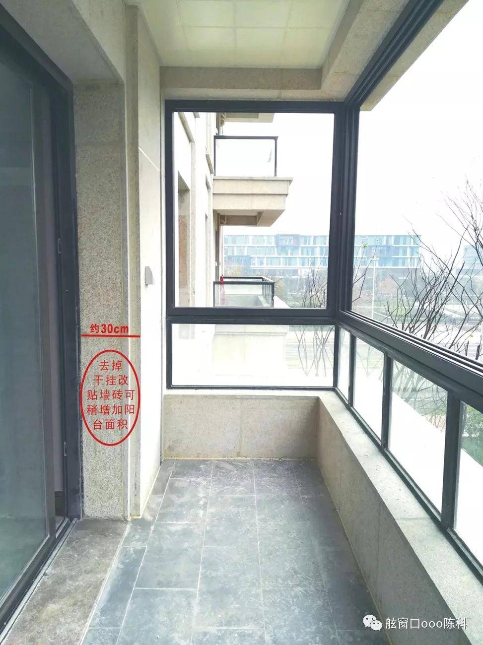 封闭式阳台(违规封闭阳台？拆除！广州多个小区收到整改通知，自家阳台到底能不能封？如何封才合规？→)