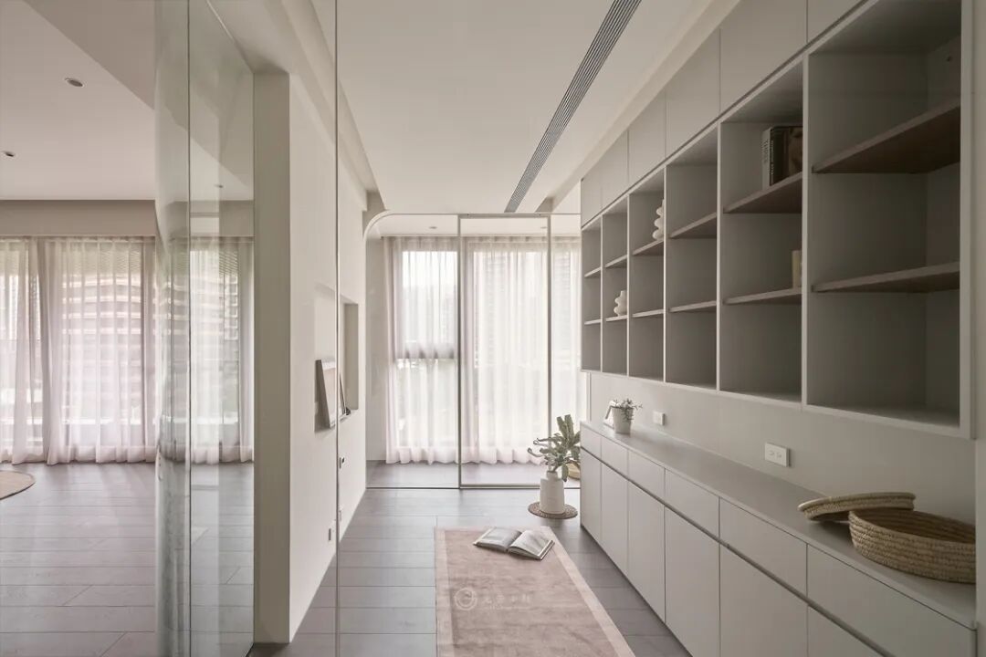 粉红衣柜(住进162㎡微光绿宅,洄游设计,每步都藏着惊喜)